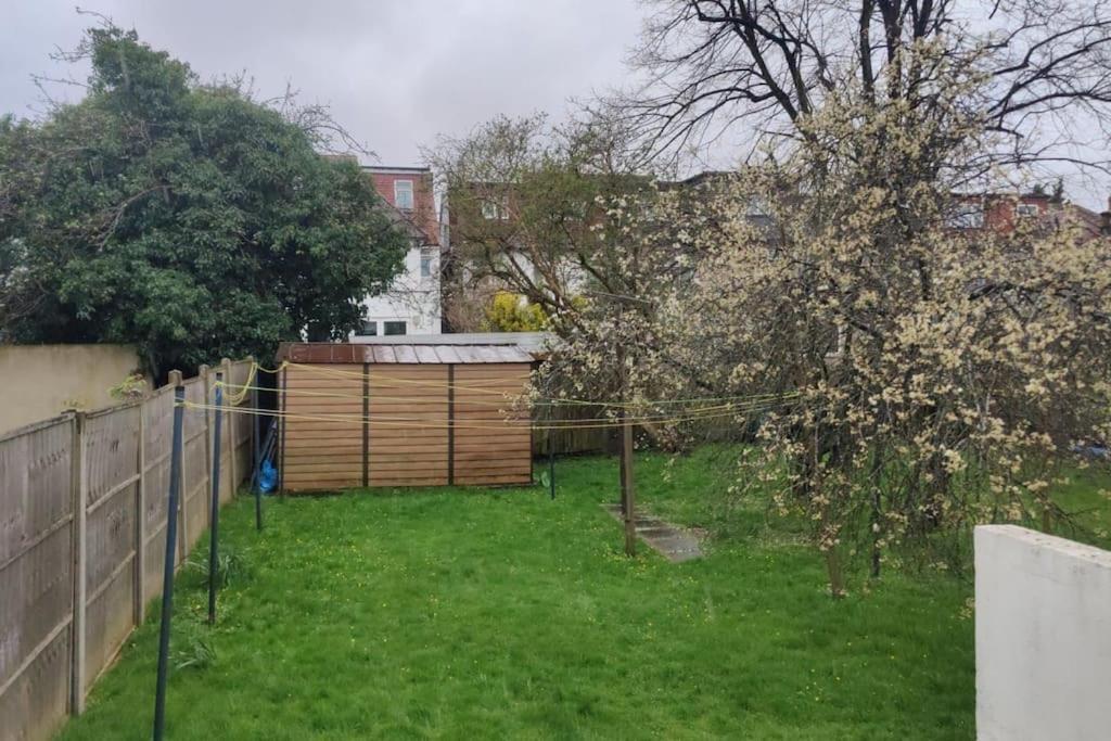 Large Studio Garden Flat On Golders Green Road London Exterior foto